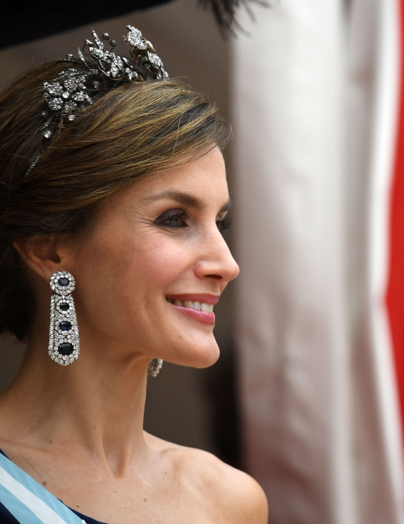 Letizia ‘recicla’ look no segundo dia de visita na Inglaterra