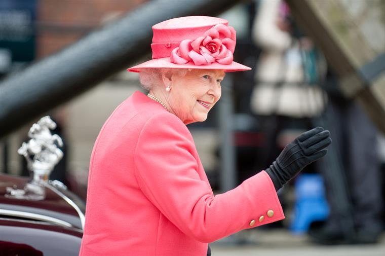 Rainha Isabel II adota cão de funcionário que morreu