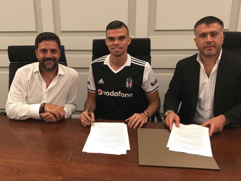 Pepe veste a camisola do Besiktas