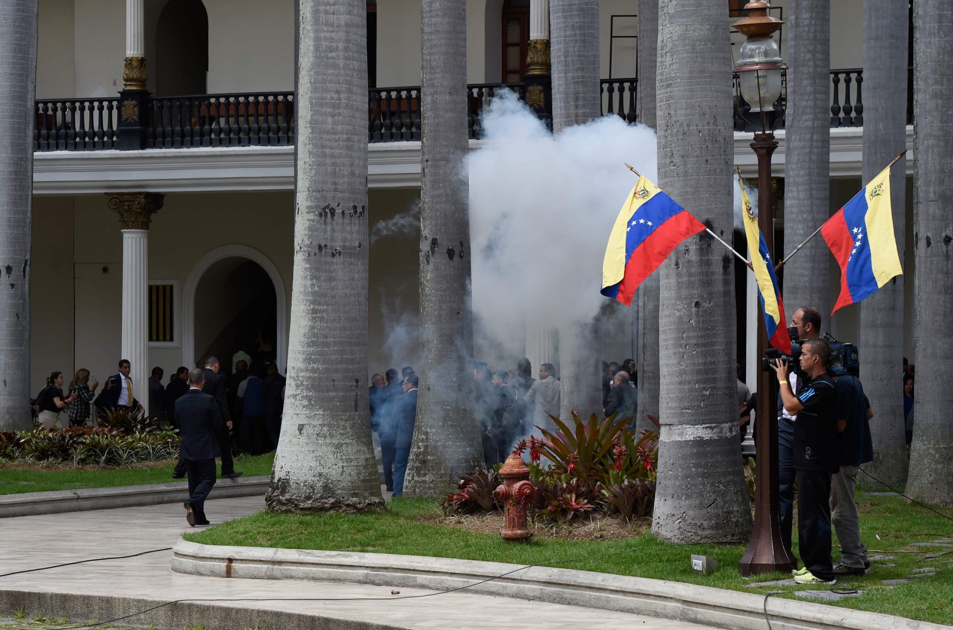 Venezuela. Apoiantes de Maduro invadem Parlamento