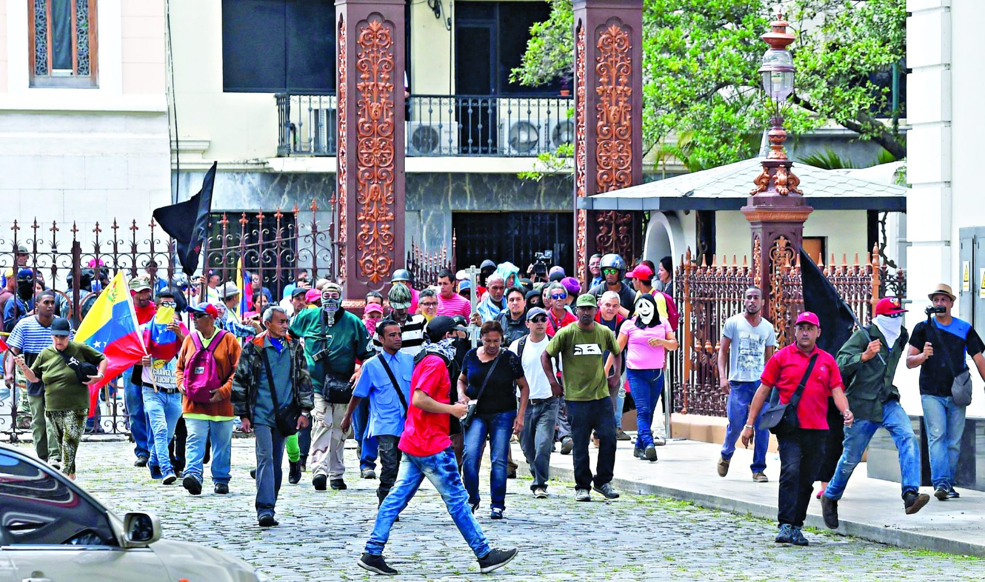 Venezuela. Multidão invade Parlamento e ataca deputados