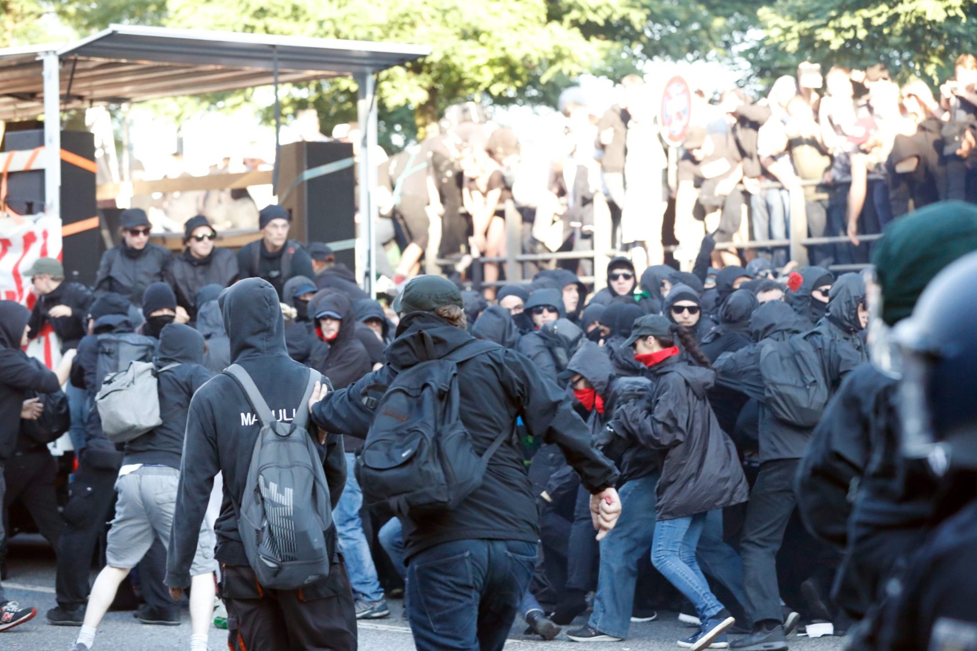 Confrontos em Hamburgo devido à cimeira do G20 [fotogaleria]