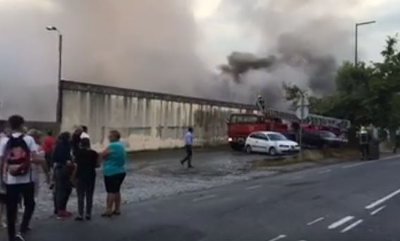 Incêndio destrói fábrica em Guimarães