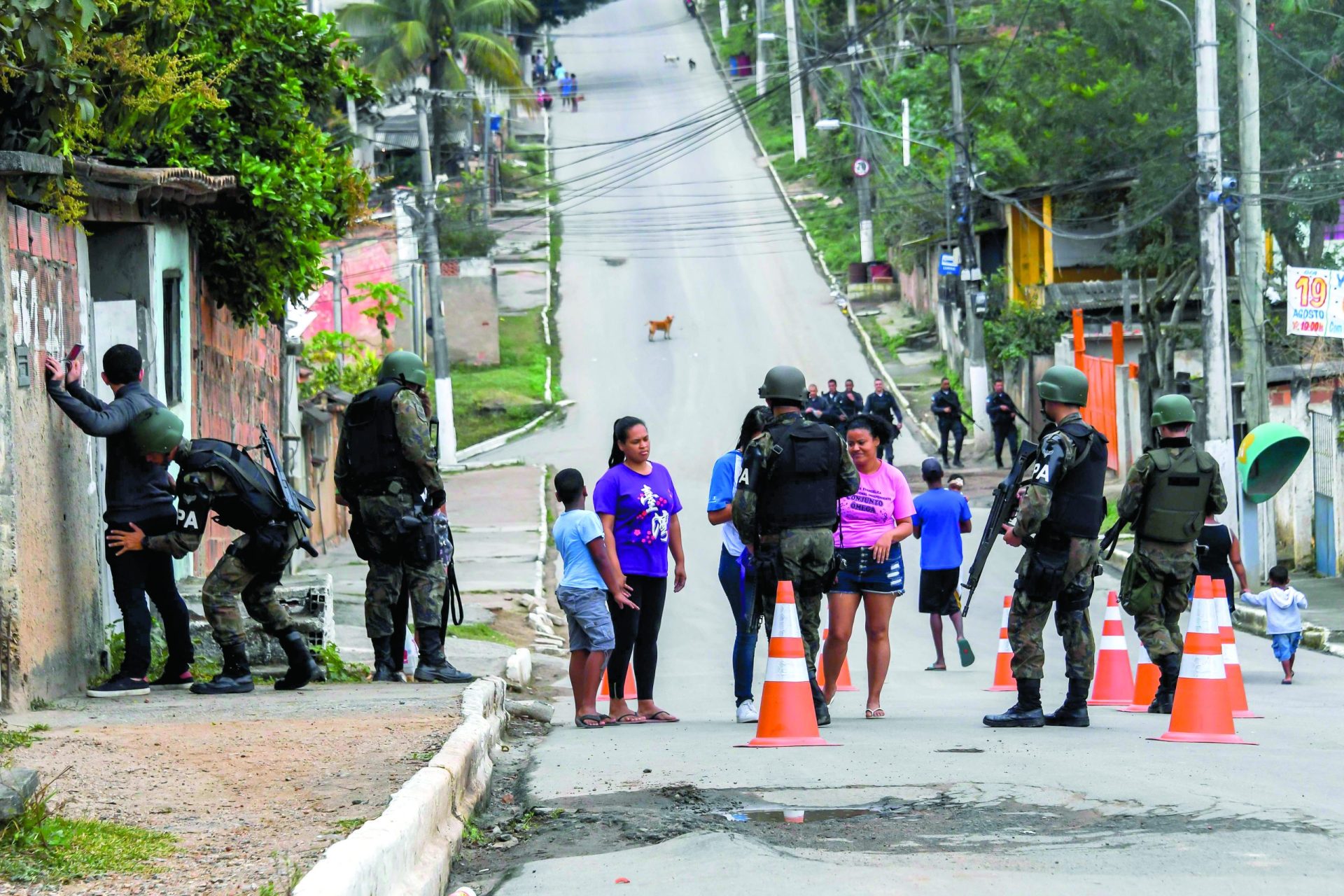 Seis dias de confrontos já fizeram um morto em favela do Rio de Janeiro