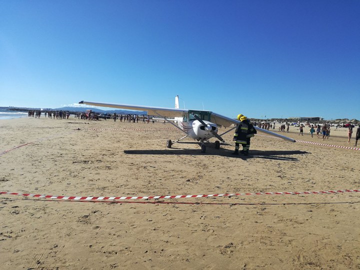 Avioneta Cessna aterra de emergência na praia de São João da Caparica e mata duas pessoas