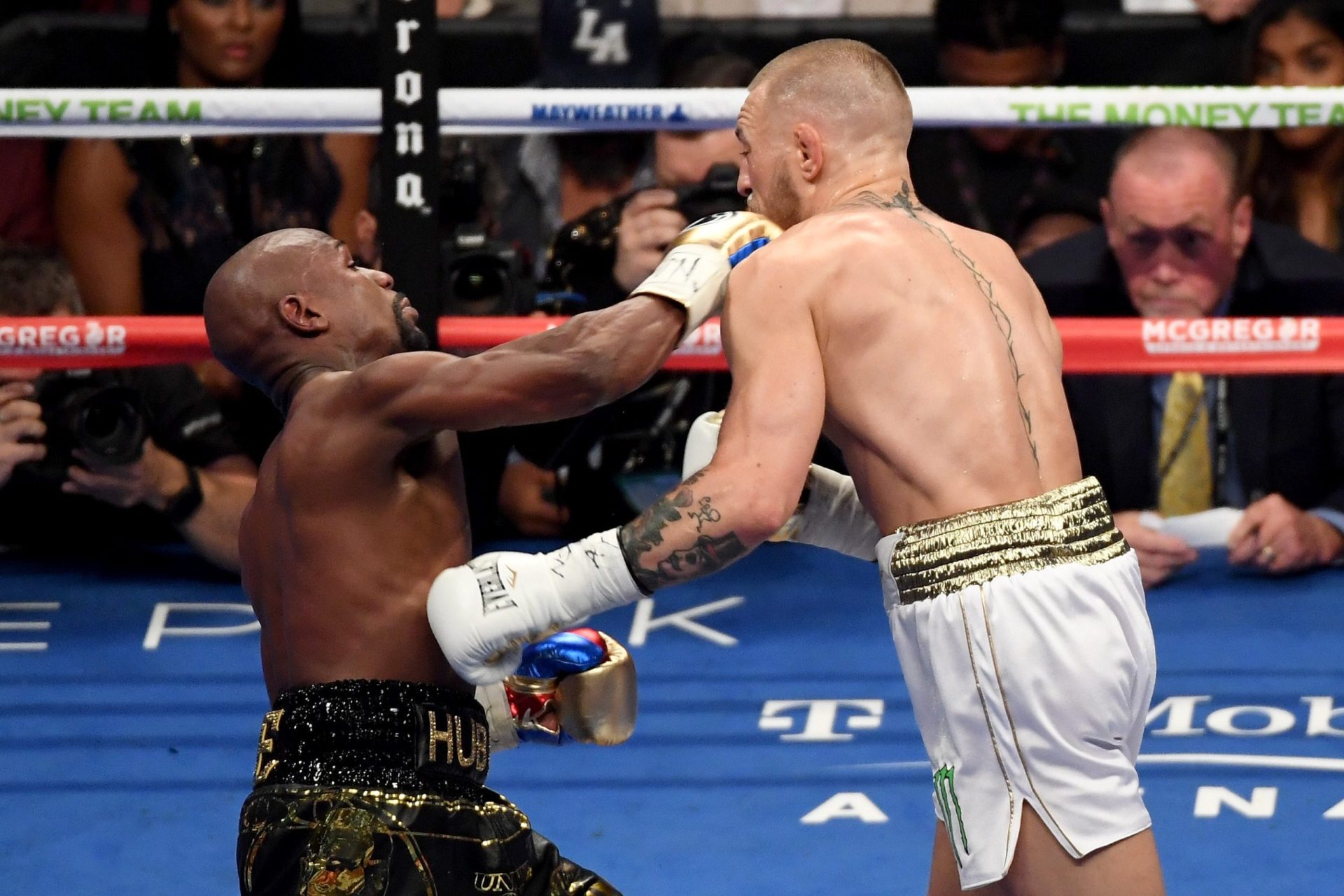 Mayweather vence McGregor no combate do século