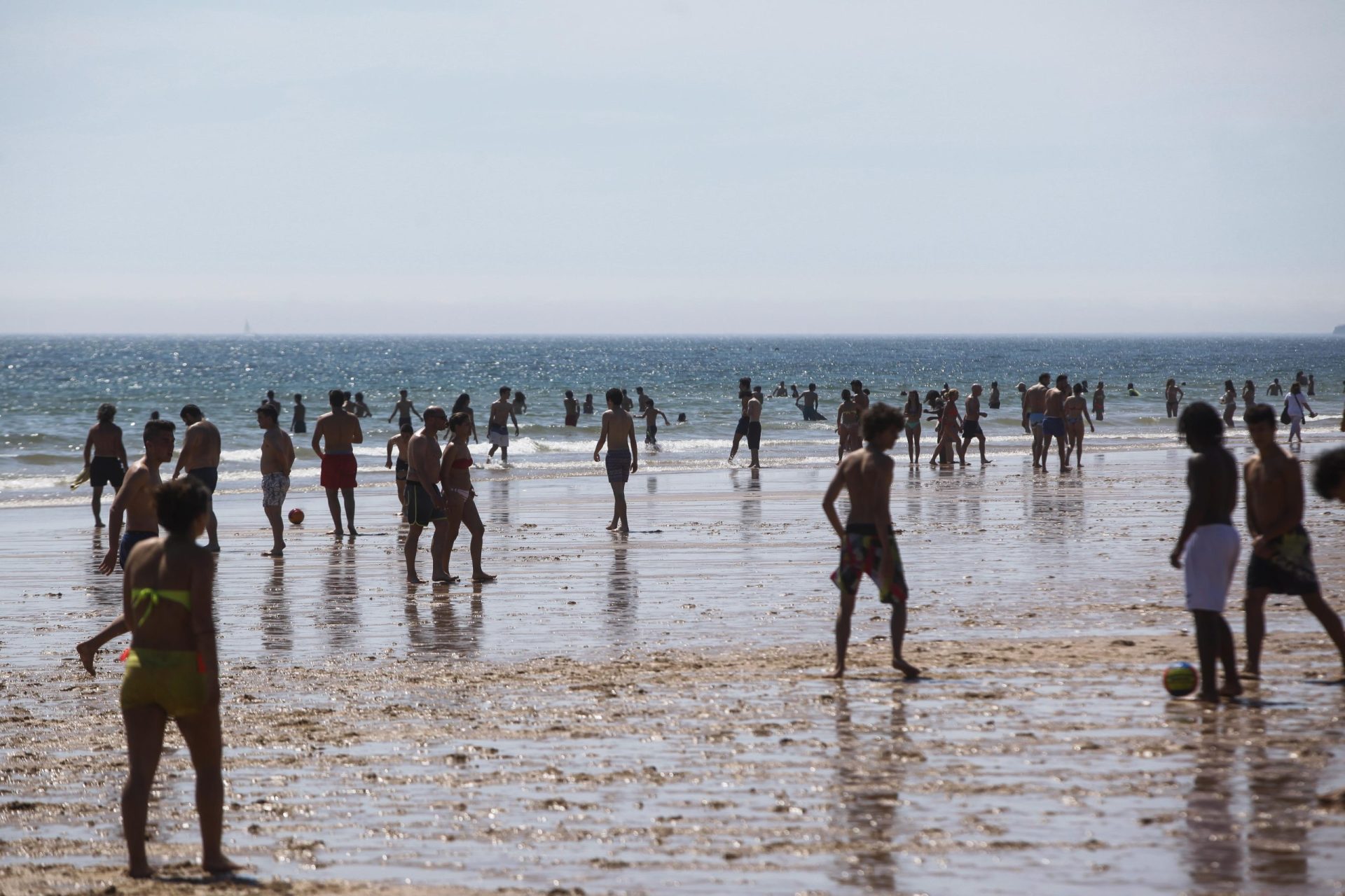 Praia de Carcavelos interdita a banhos