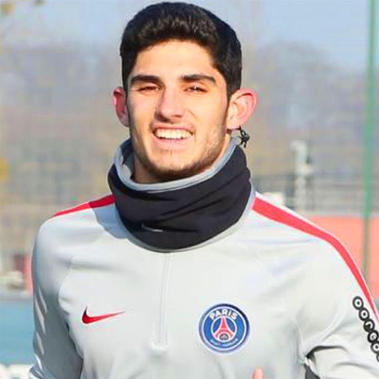 PSG cede Gonçalo Guedes ao Valência