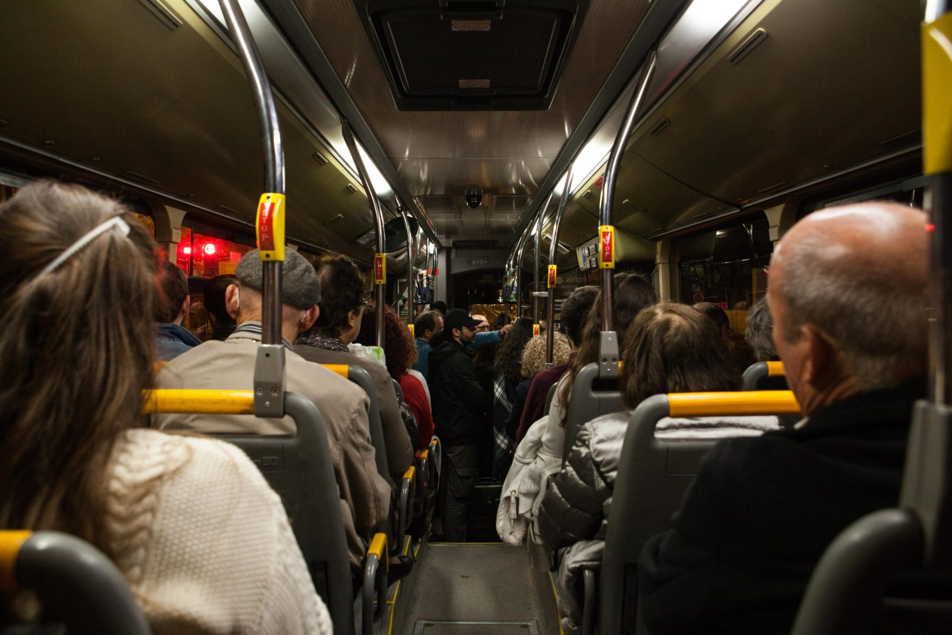 Há quem defenda um espaço nos transportes públicos exclusivo para mulheres