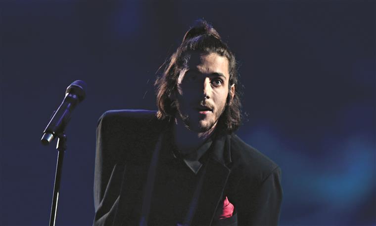 Salvador Sobral encontra-se “estável”, “a trabalhar” e à espera de transplante