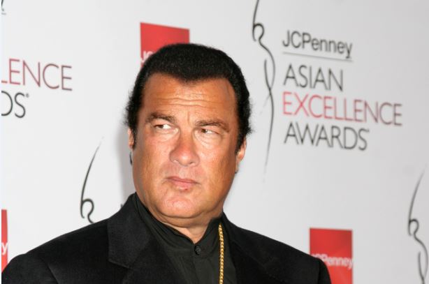 Steven Seagal surge irreconhecível