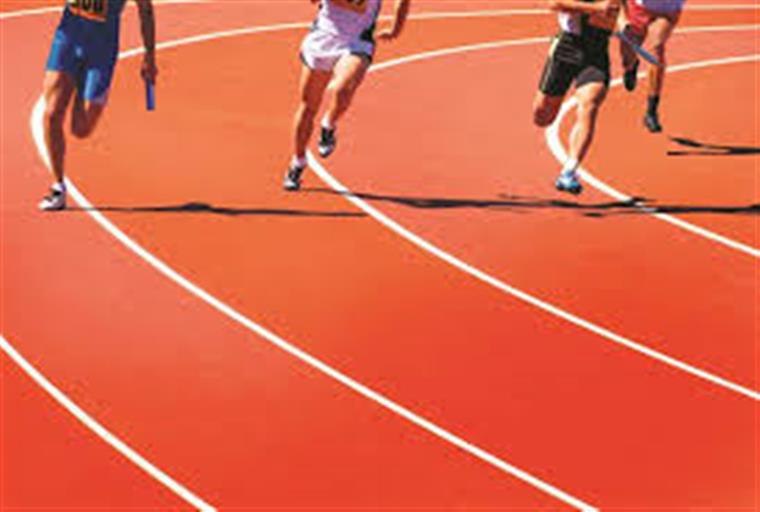 Atletismo. Atleta em sofrimento para acabar a maratona (com vídeo)