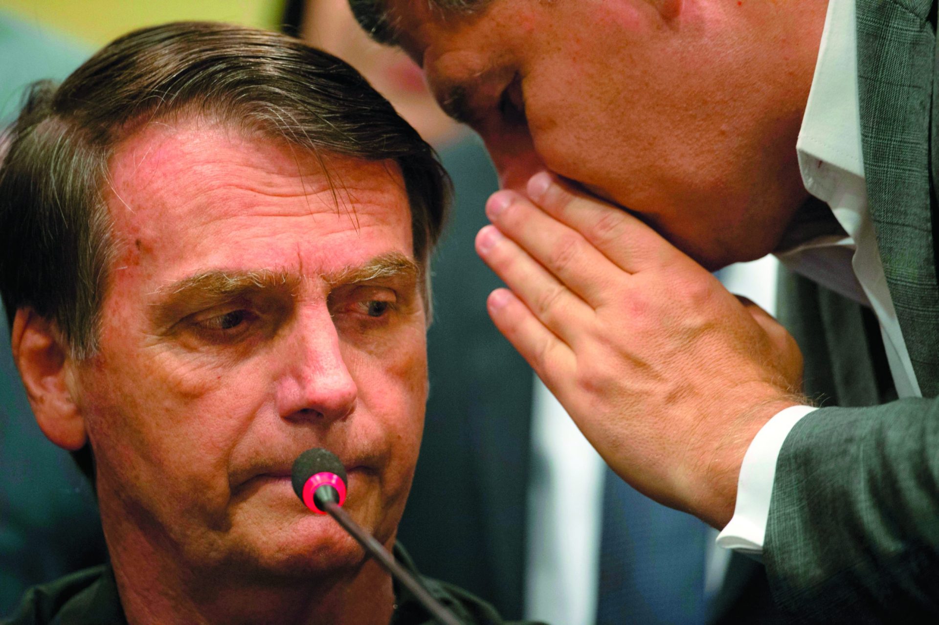 Brasil. Bolsonaro recebe milhões de empresas para atacar PT no WhatsApp