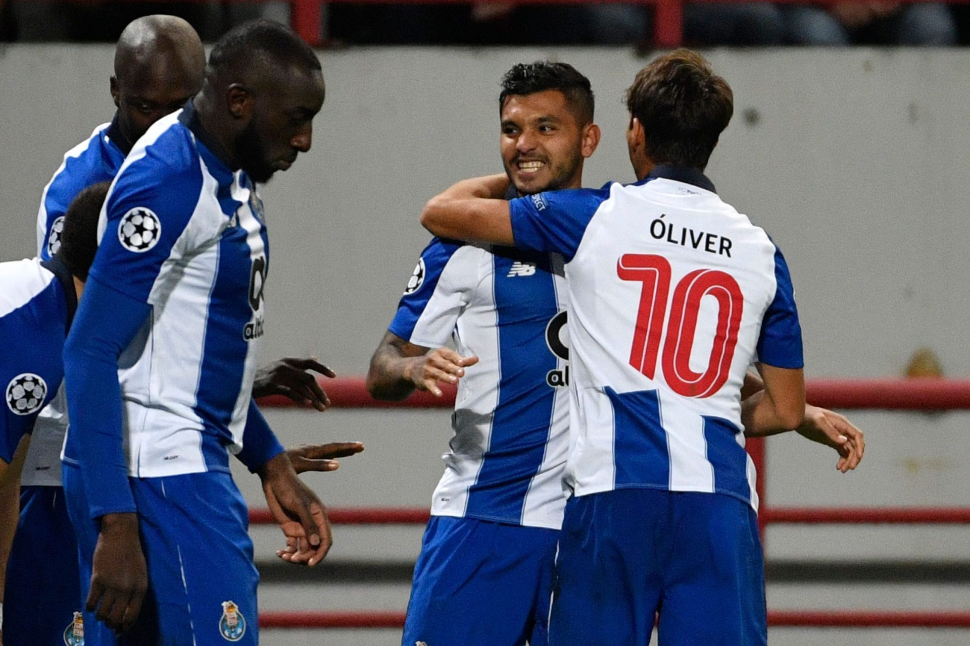 Lokomotiv-FC Porto. Um espetáculo dos antigos contra o futebol moderno