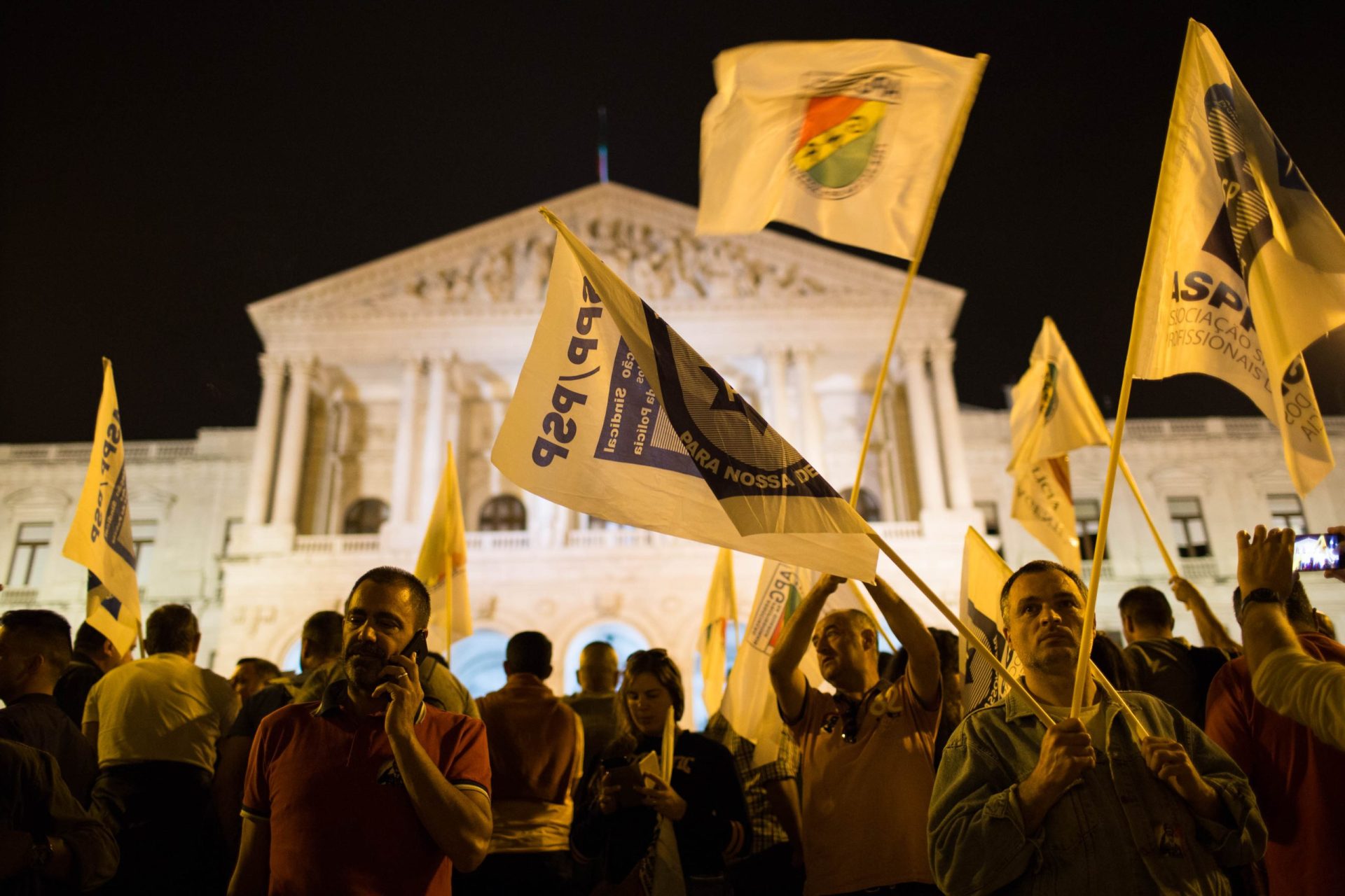 Polícias derrubam barreiras de segurança durante manifestação