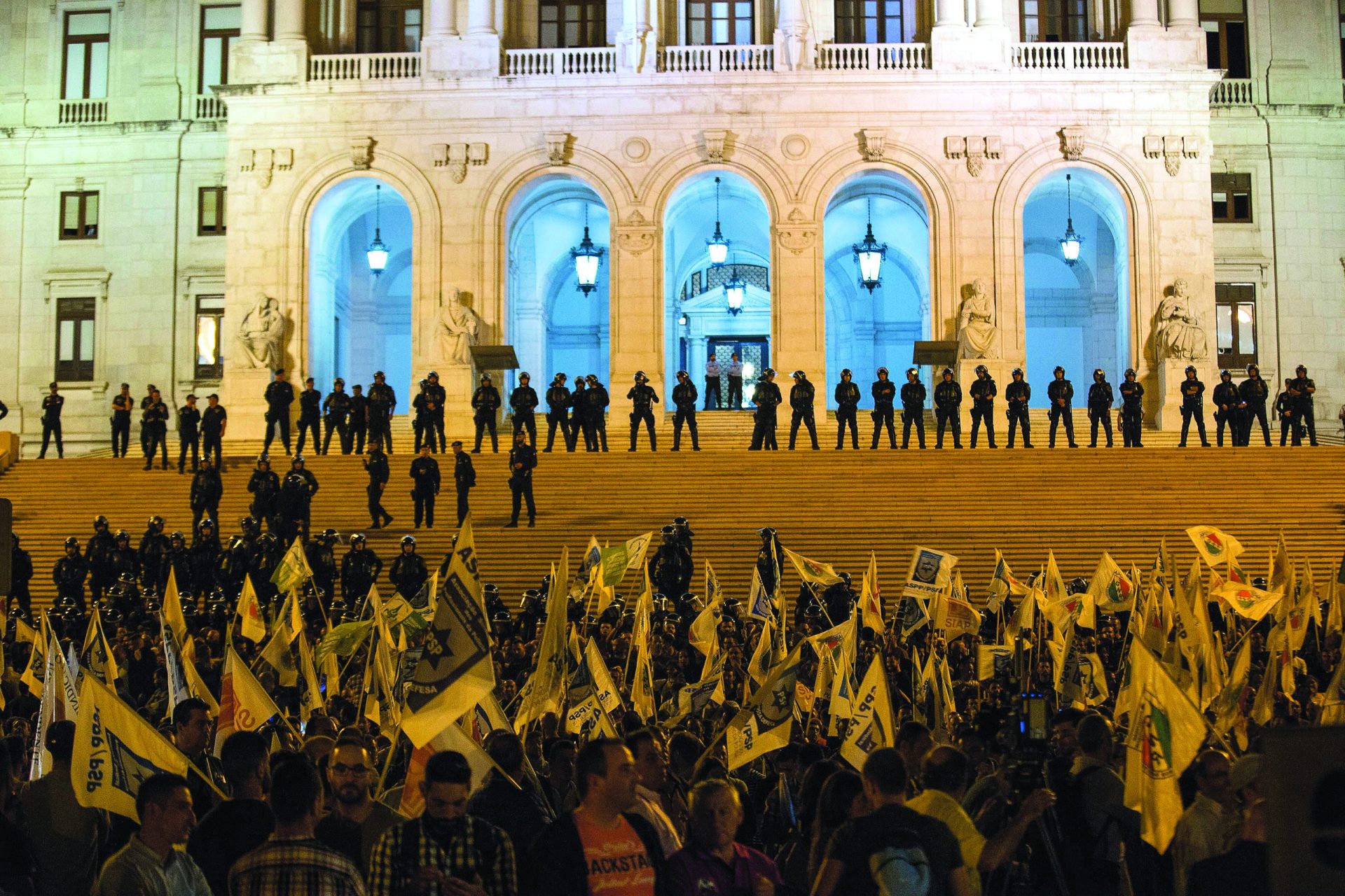 Polícias contra polícias. Momentos de tensão na Assembleia da República