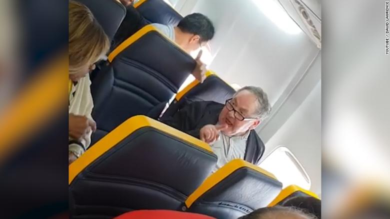 Homem fala pela primeira vez após a polémica no voo da Ryanair: “Eu não sou racista”