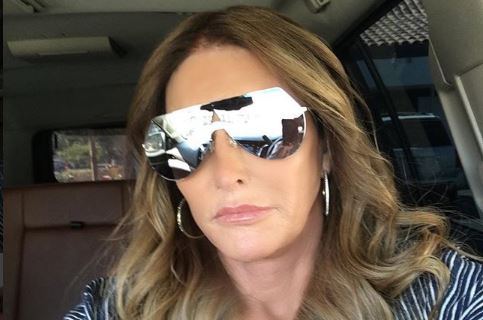 Depois de casa ser consumida pelas chamas, Caitlyn Jenner diz estar em “segurança”