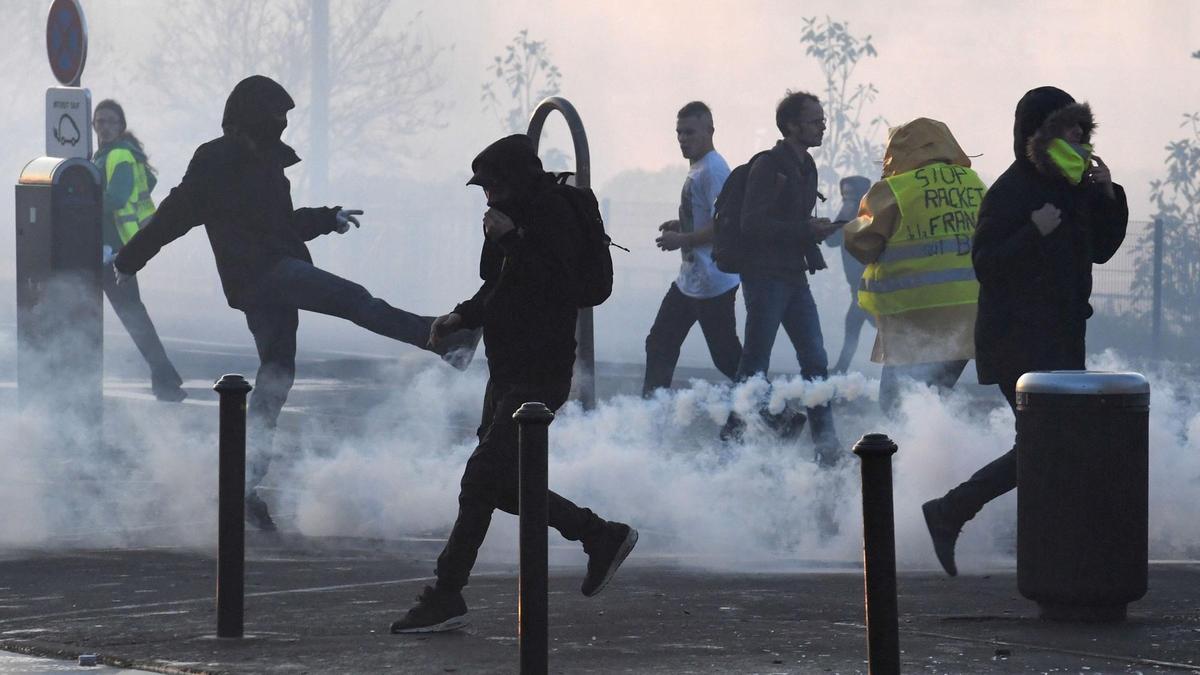 França. Milhares protestam contra o “presidente dos ricos”