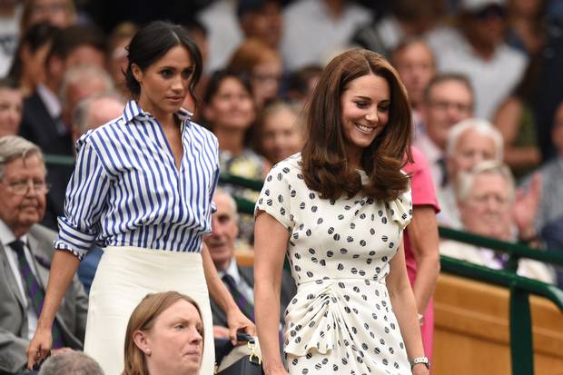 Kate Middleton e Meghan Markle de costas voltadas