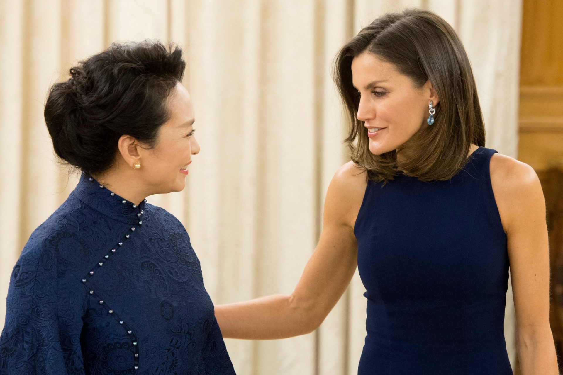 Rainha Letizia repete look e fica a combinar com primeira-dama chinesa