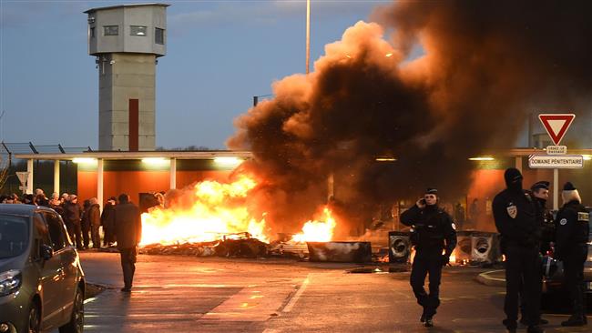 França. Confrontos entre polícia e guardas prisionais em greve