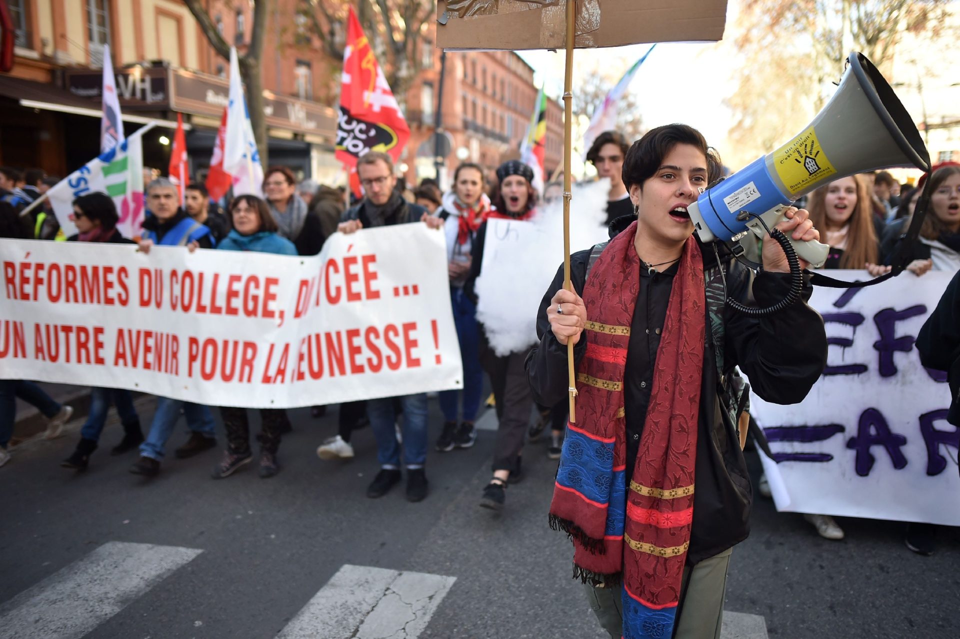 Coletes amarelos continuam protestos apesar de medidas de Macron