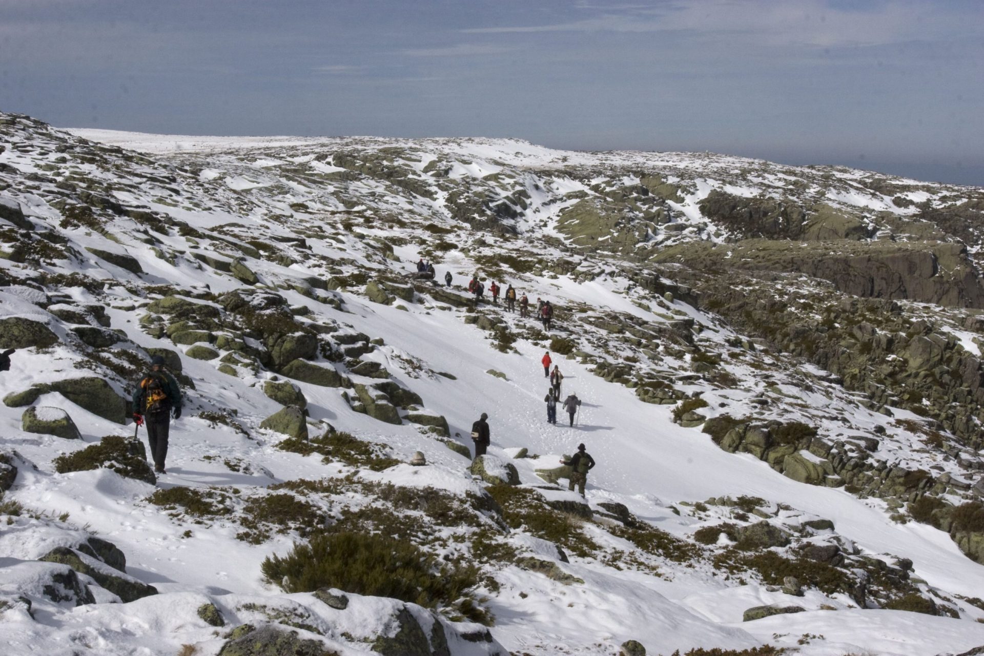 Queda de neve encerra estradas de acesso à Serra da Estrela