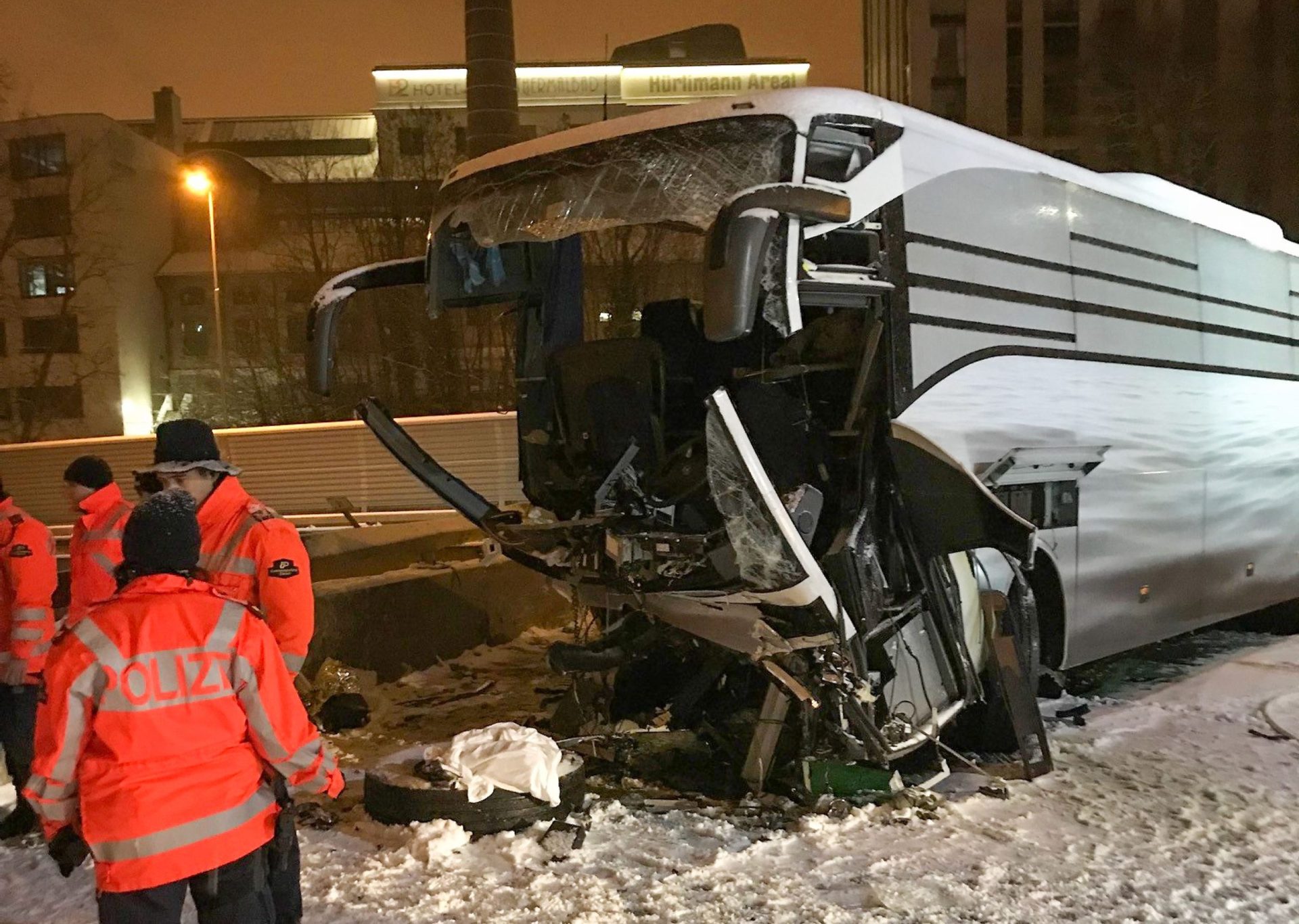 Zurique. Um morto e 44 feridos em despiste de autocarro