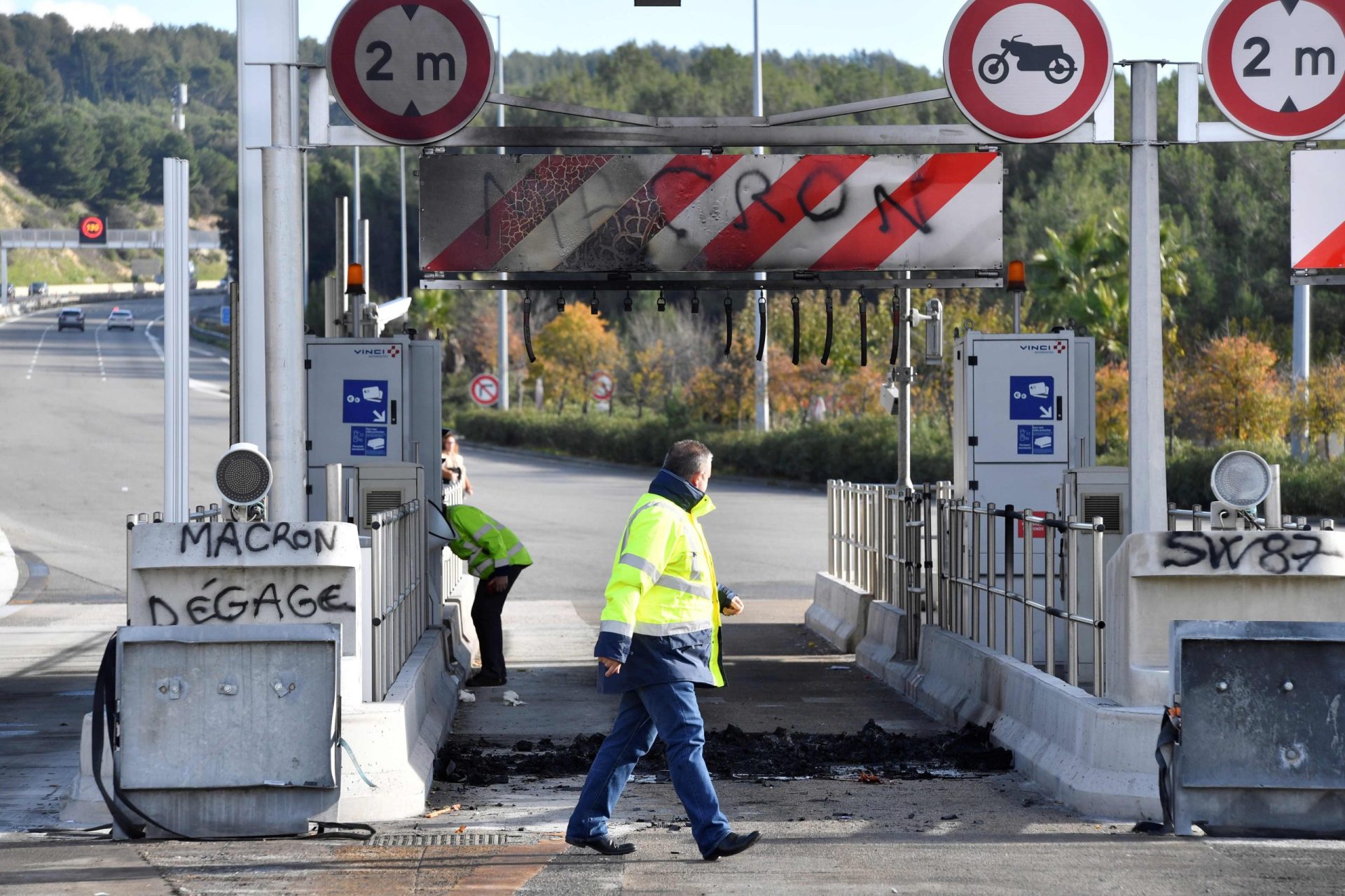 França. Polícia deteve coletes amarelos por fogo em portagem