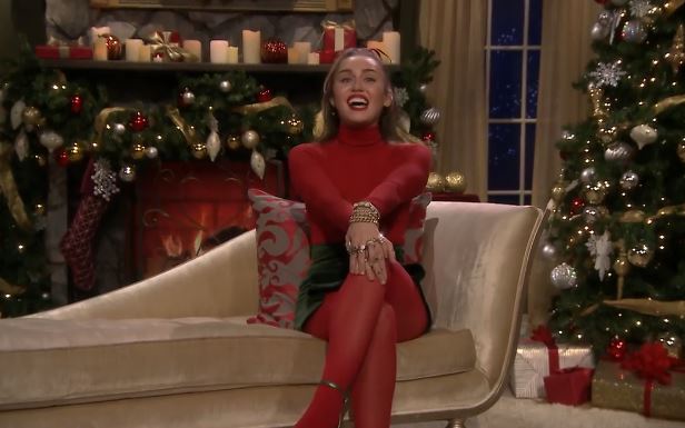 Miley Cyrus cria versão feminista do clássico “Santa baby” | Vídeo