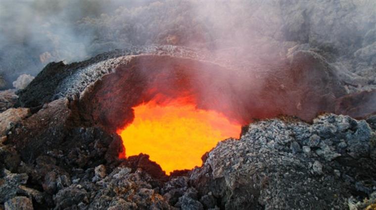 Erupção de vulcão lança nuvem de cinzas no céu