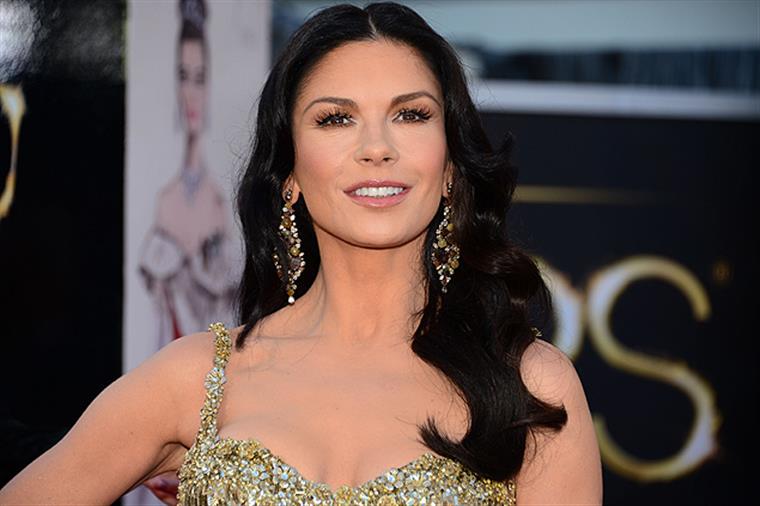 Catherine Zeta-Jones confessa que quis afastar os filhos do “mundo louco” de Hollywood