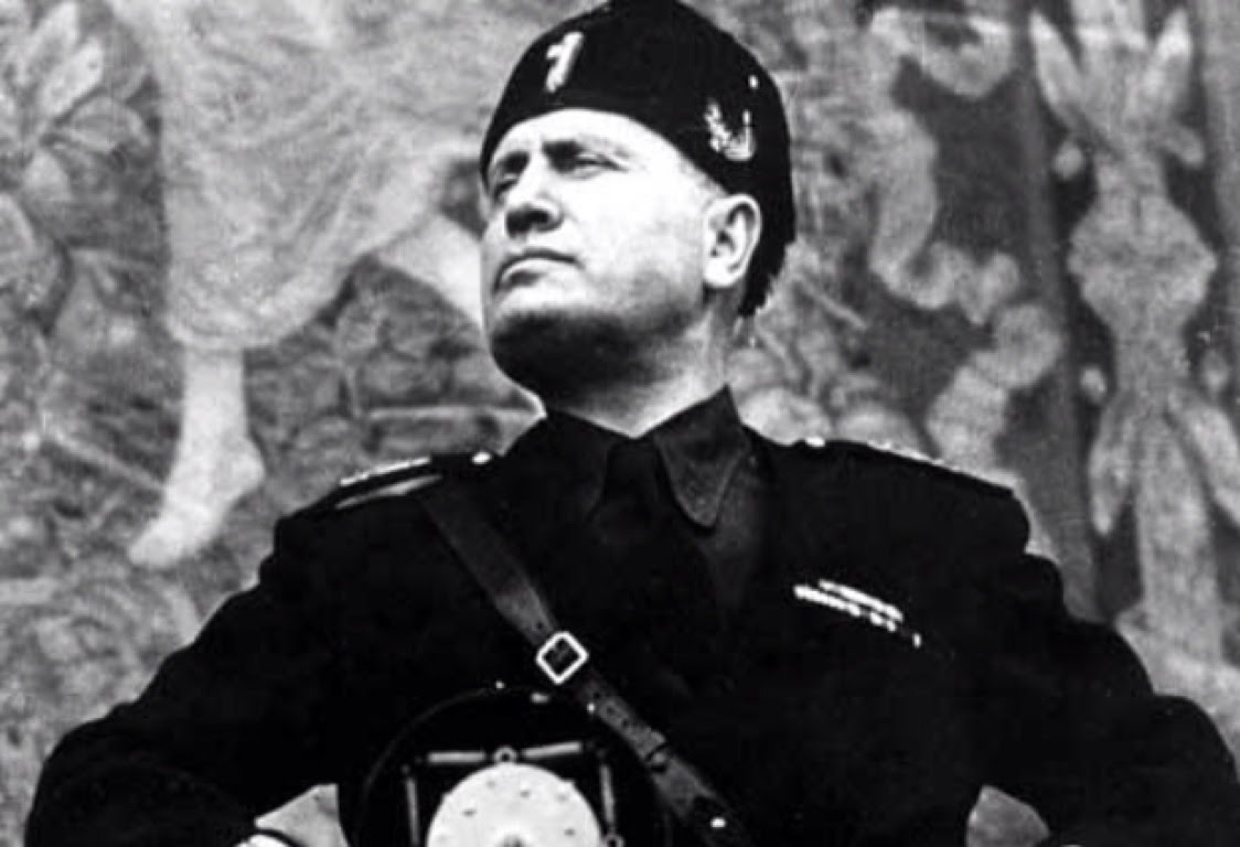 Calendários com Mussolini fazem sucesso em Itália