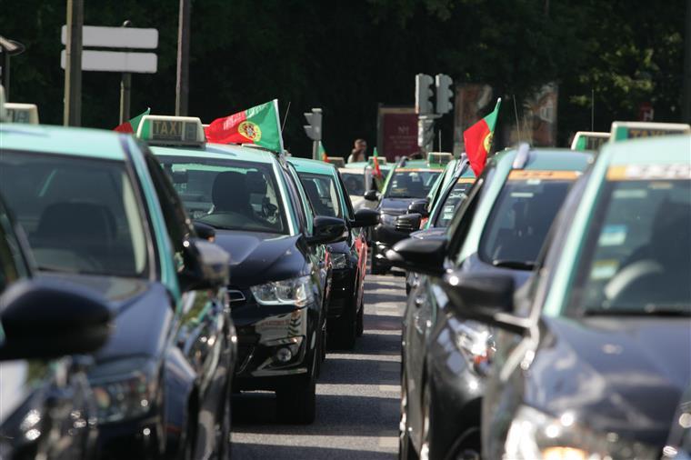 Cinco taxistas detidos em Lisboa por crimes de especulação