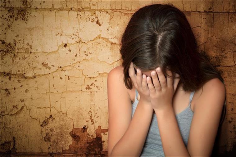 Pai a castigar a filha por fazer bullying divide opiniões