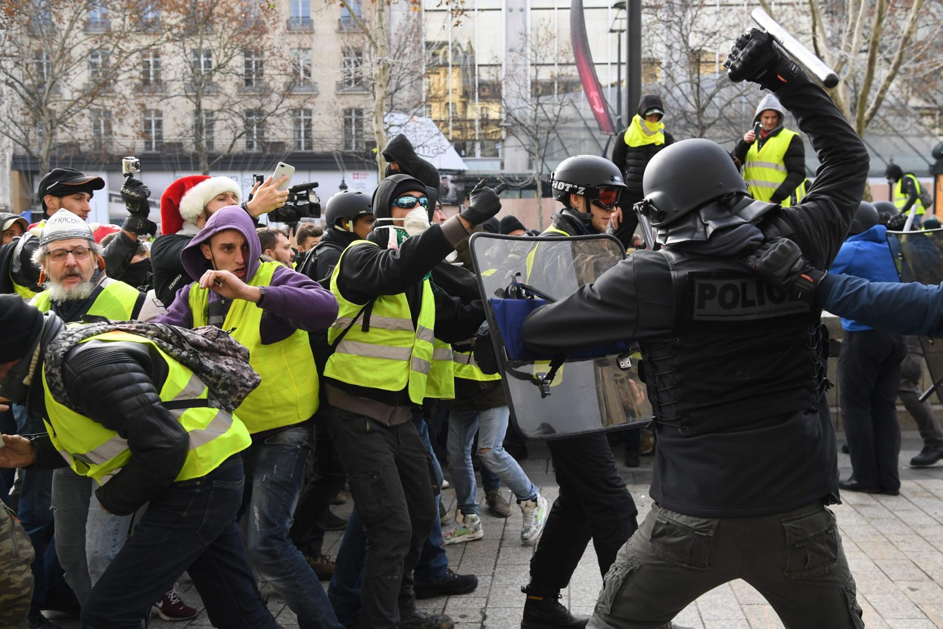 Polícia e coletes amarelos em confrontos no centro de Paris