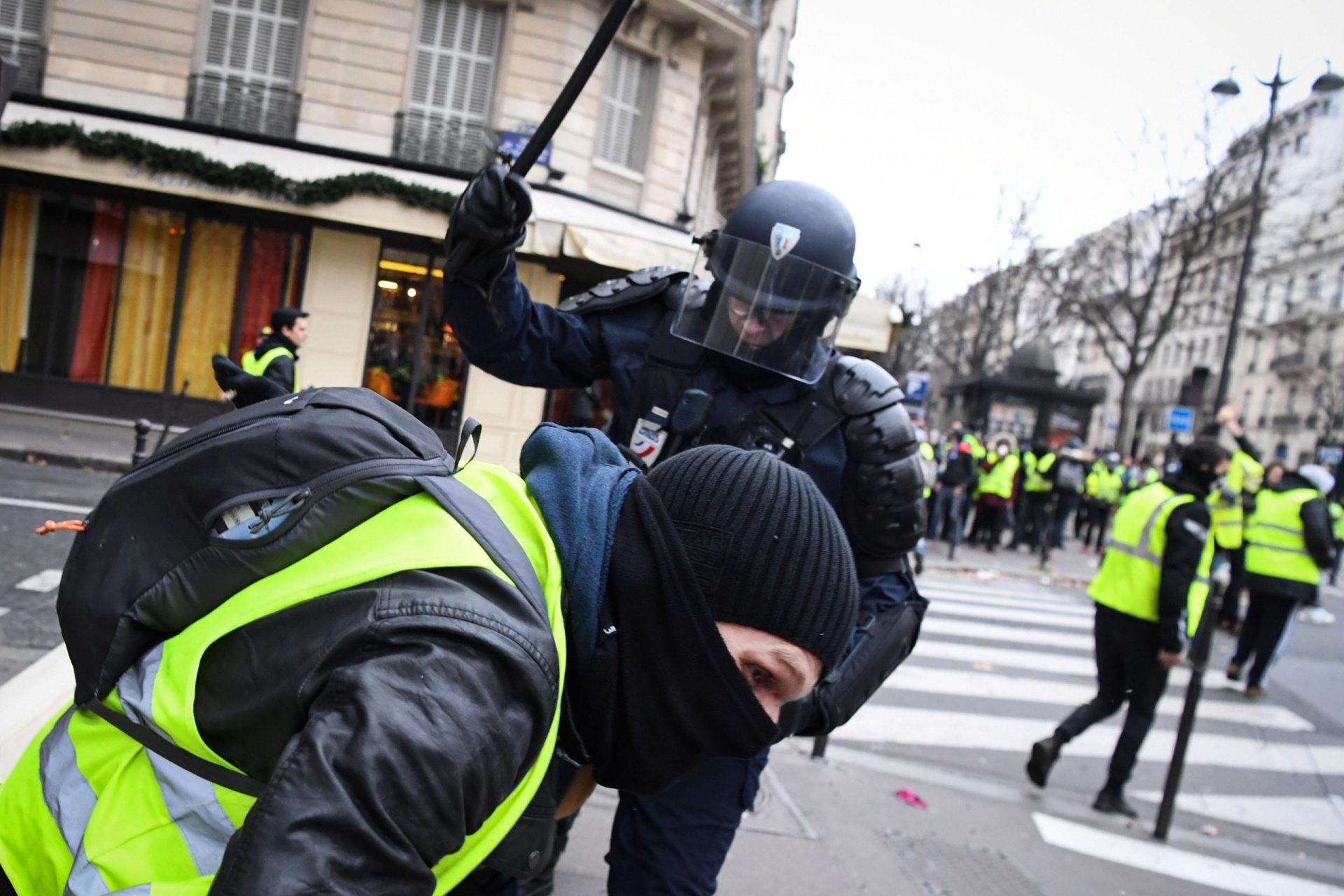 Ruas francesas voltam a receber protestos dos coletes amarelos | FOTOGALERIA