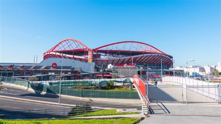 Dérbi. Sporting vence ao intervalo com polémica