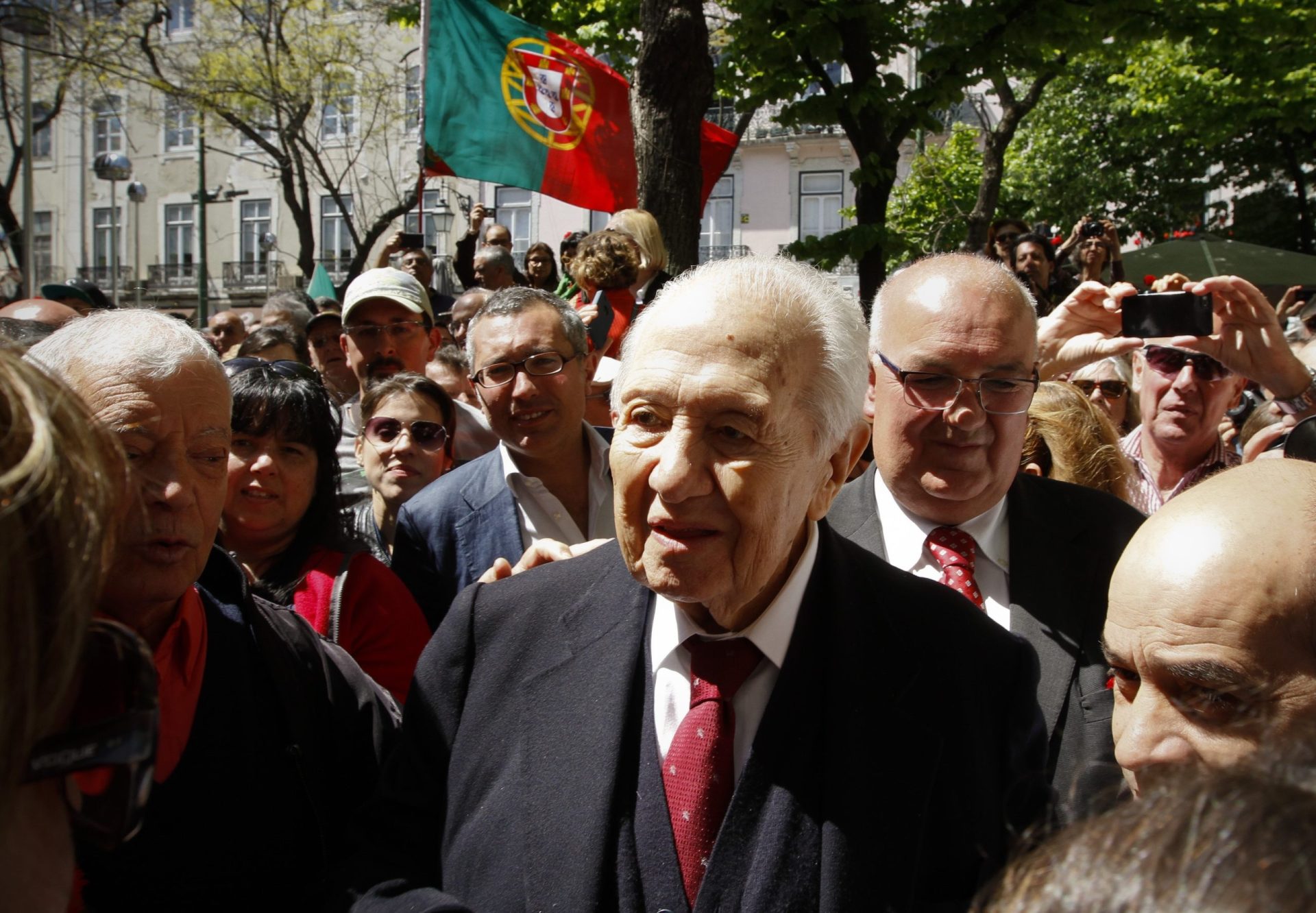 “Um ano volvido, Mário Soares continua vivo”