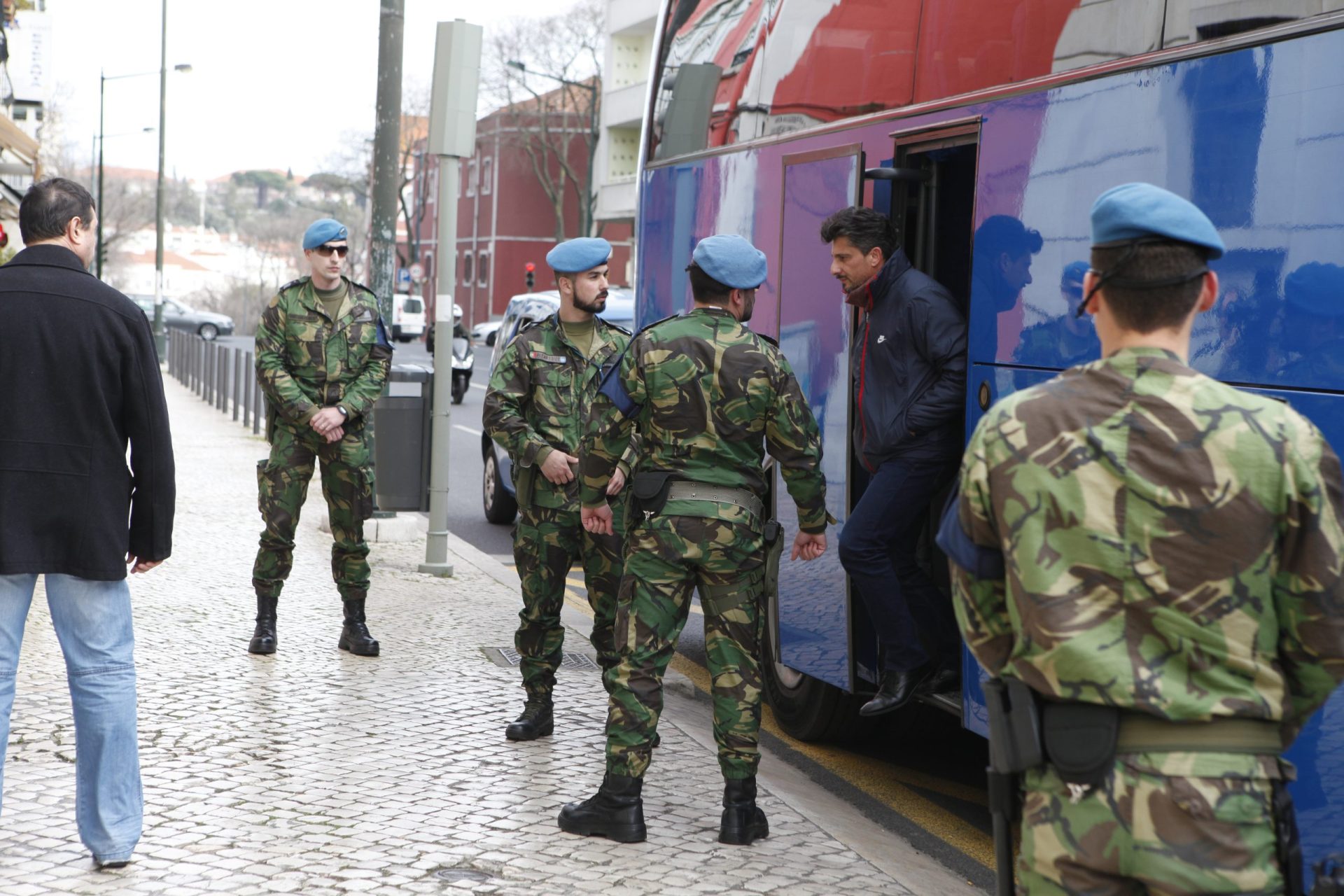 Operação Zeus. Dos camarões à casa de férias, a vida de luxo dos militares da Força Aérea