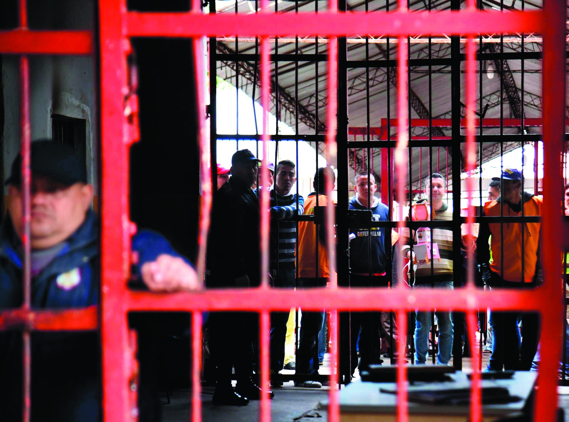 Chapadas e abuso de força nas esquadras e celas com ratos