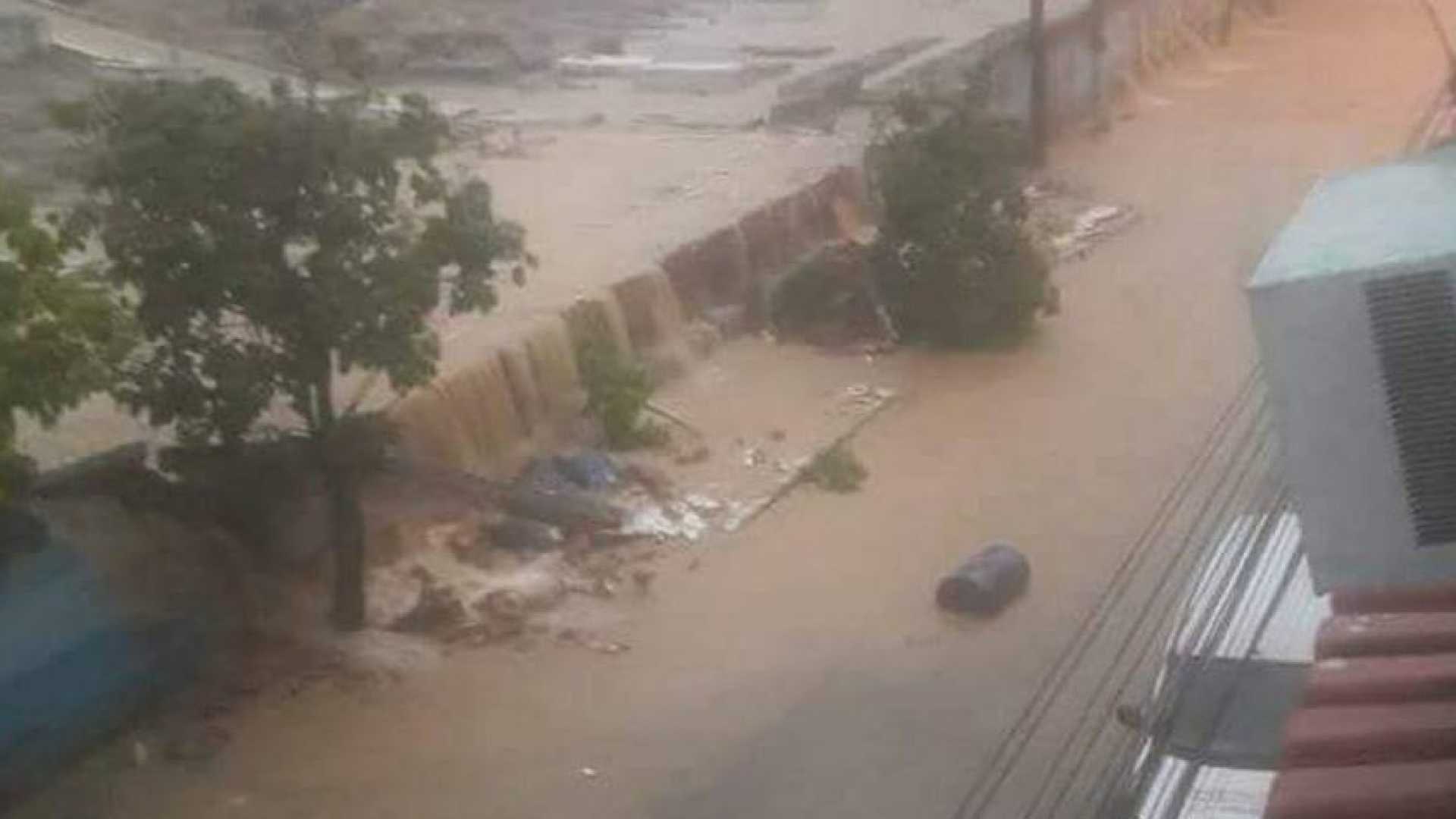 Rio de Janeiro. Chuva forte espalha ossadas pelas ruas da cidade