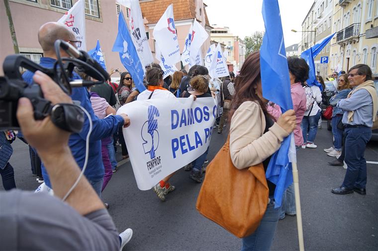 Professores entregam amanhã petição no parlamento