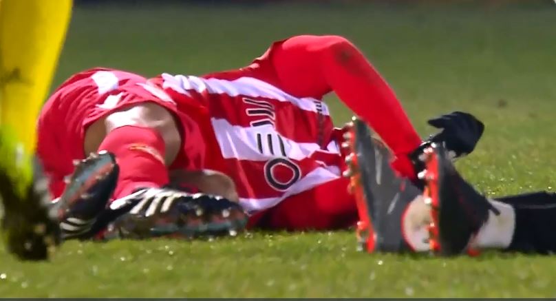 Jogador do Aves cai inanimado após choque | VÍDEO