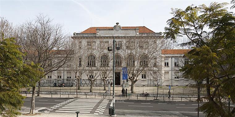 Alunos em manifestação à porta do liceu Camões exigem obras urgentes