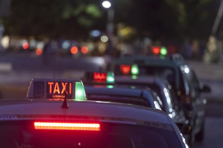 PSP detém taxistas que cobraram mais de metade do que valor marcado no taxímetro