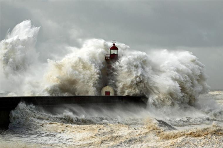 Mau tempo. Costa portuguesa sob aviso amarelo