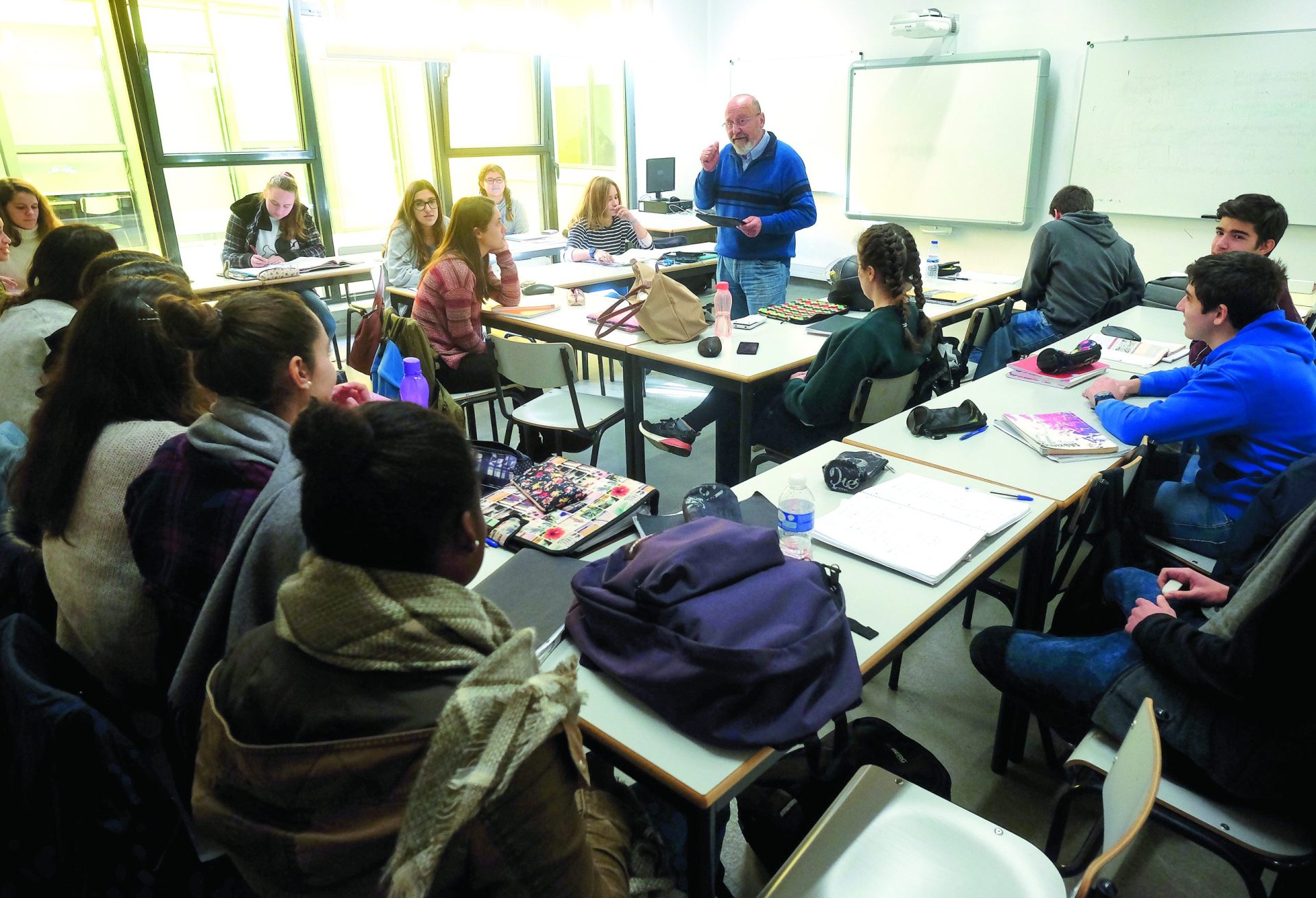 Professores começam a receber acertos salariais este mês