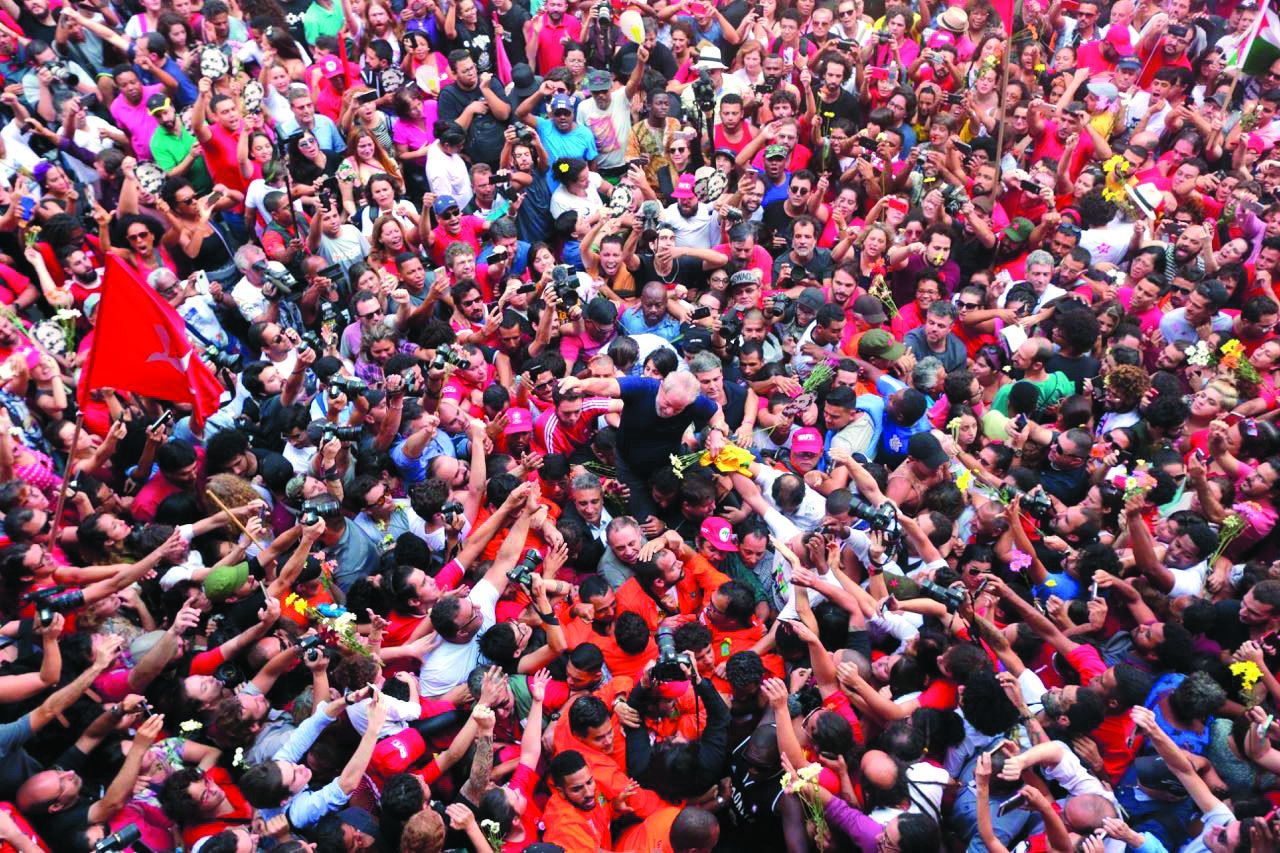 Lula. Duas fotografias no mesmo sítio com 40 anos de diferença